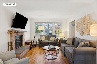 7 Huckleberry Ln in Hampton Bays, NY - Foto de edificio - Building Photo