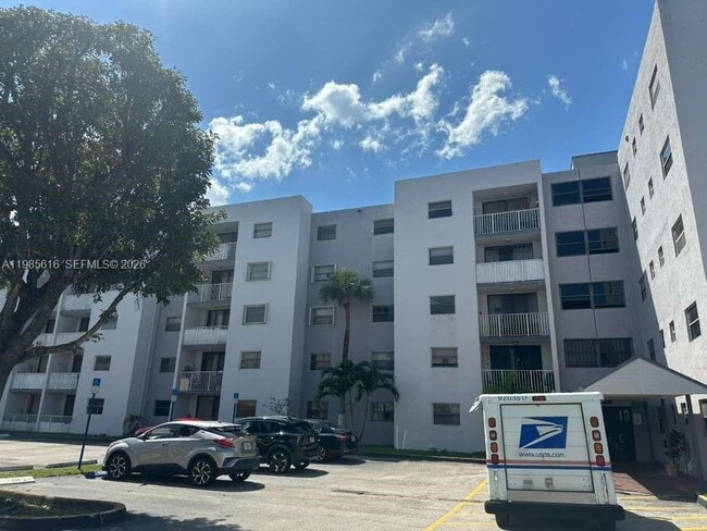 8185 NW 7th St in Miami, FL - Foto de edificio - Building Photo