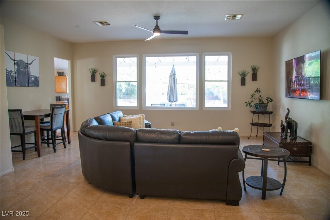 7410 Deer Springs Way in Las Vegas, NV - Building Photo