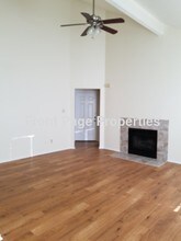 1307 Danbury Square in Austin, TX - Foto de edificio - Building Photo