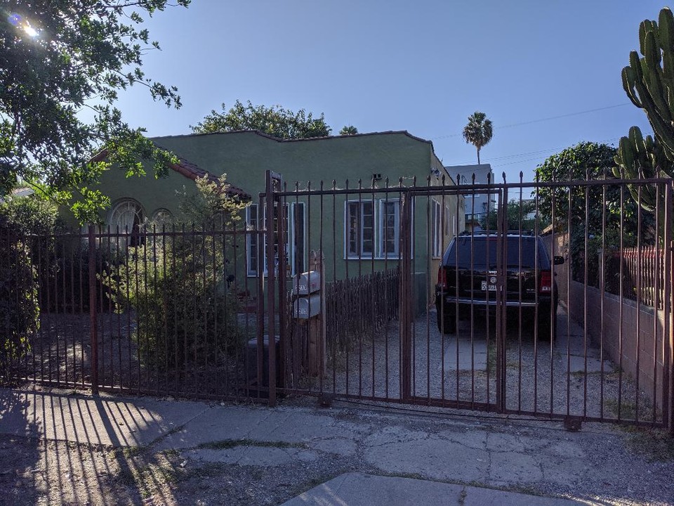 2215 Carmona Ave in Los Angeles, CA - Building Photo