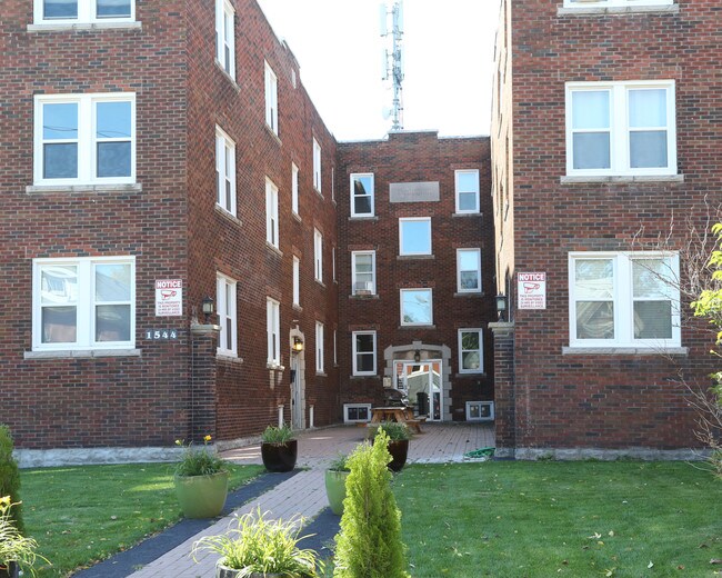 1544 King St E