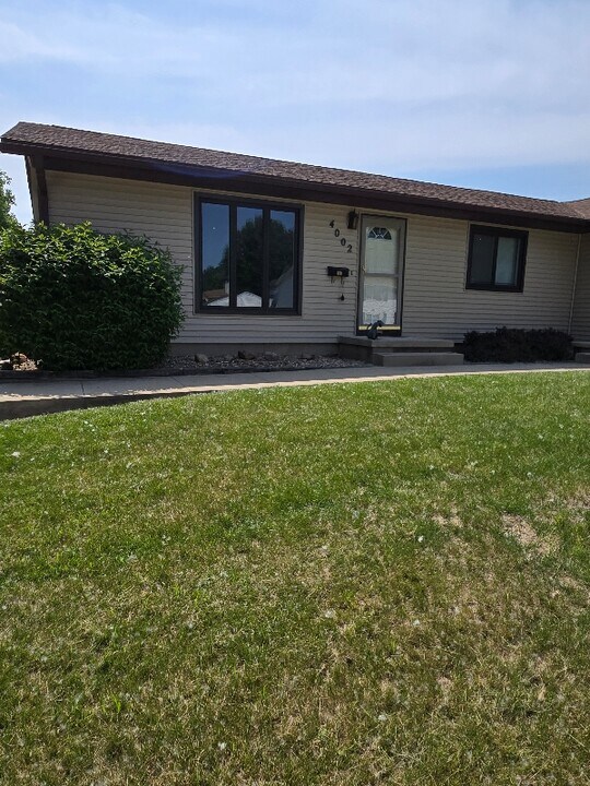 4002 Southlawn Rd in Cedar Falls, IA - Building Photo