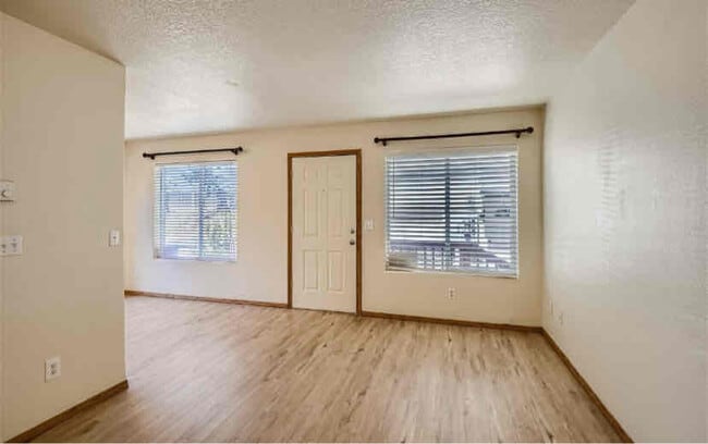9222 NE Hassalo St in Portland, OR - Building Photo - Building Photo