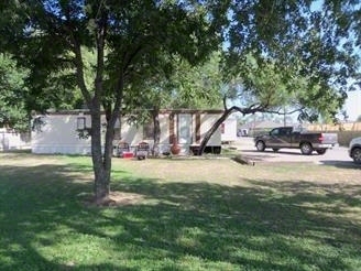 2300 Garner Field Rd in Uvalde, TX - Foto de edificio