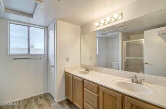 8834 W Michelle Dr in Peoria, AZ - Foto de edificio - Building Photo