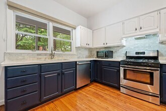700 Bolin Creek Dr in Carrboro, NC - Building Photo - Building Photo