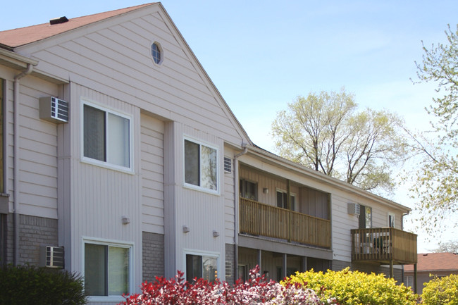 Amber Creek Apartments in Troy, MI - Building Photo - Building Photo