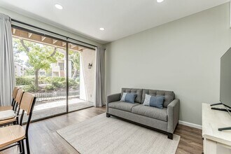 10560 Lakeside Dr N in Garden Grove, CA - Building Photo - Building Photo