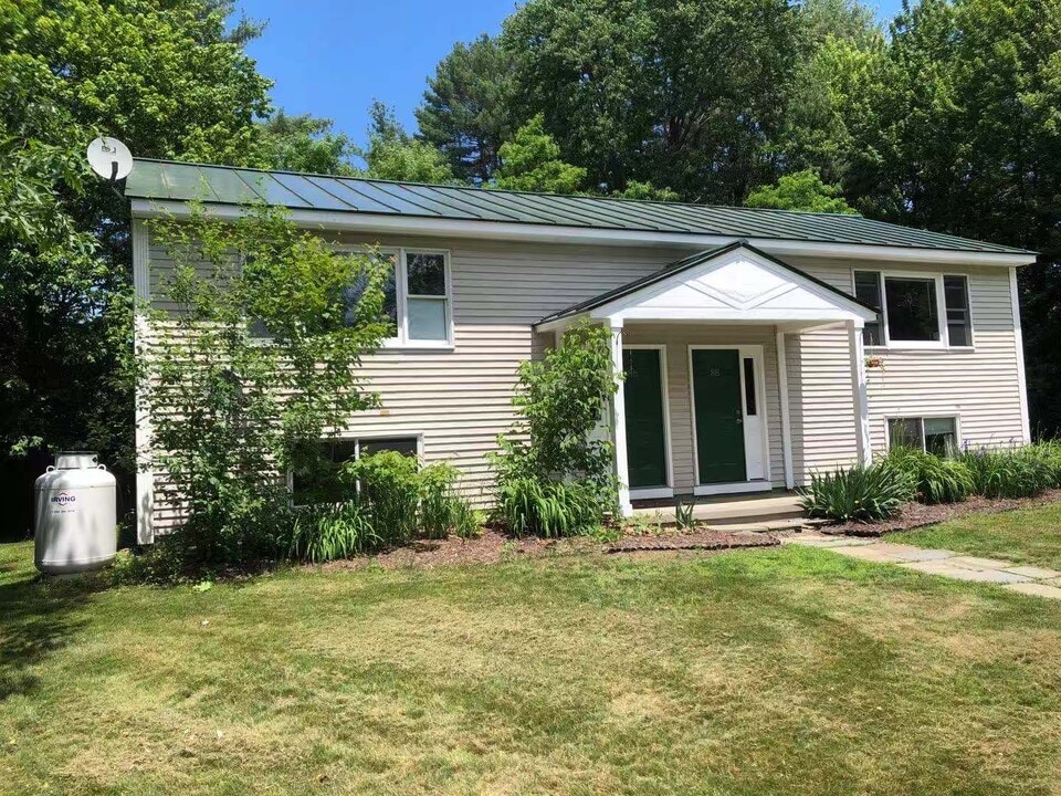 86 Kriskarli Dr in Hartford, VT - Building Photo