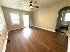 11702 Kings Ln in Louisville, KY - Building Photo - Building Photo