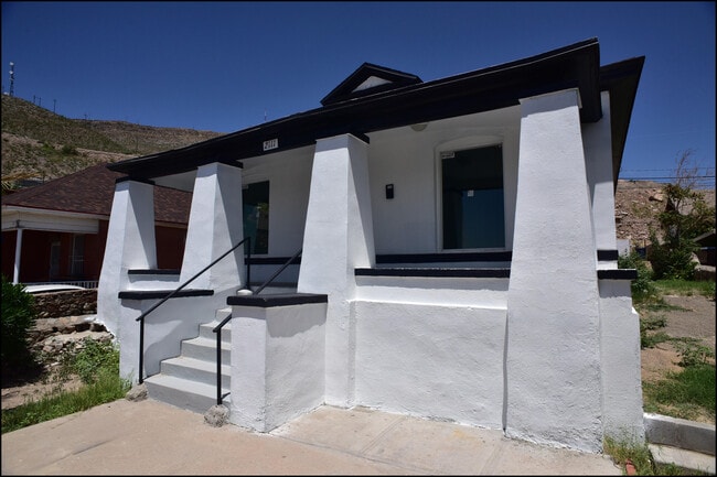 2111 Portland Ave in El Paso, TX - Building Photo - Building Photo