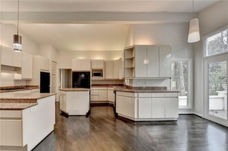 4900 Northland Dr NE in Atlanta, GA - Foto de edificio - Building Photo
