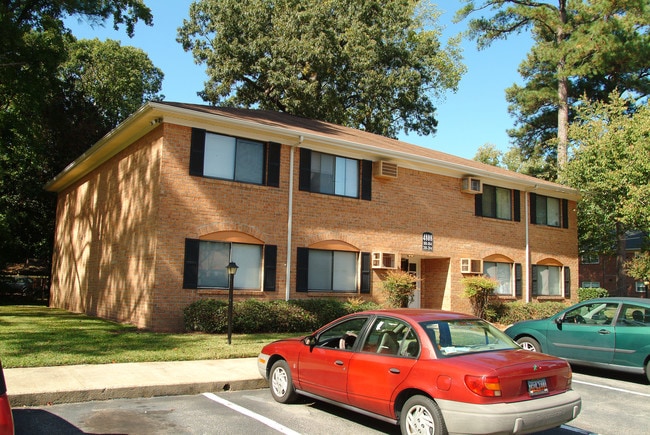 Bay Breeze Apartments - West in Virginia Beach, VA - Building Photo - Building Photo