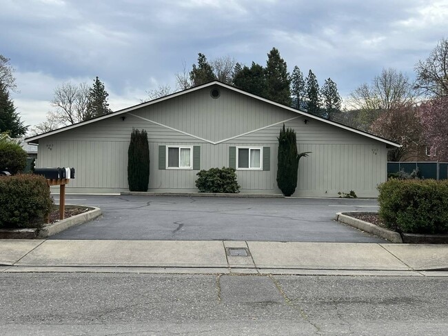 property at 907 SE 8th St