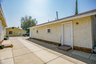 1880 Pacific St in Bakersfield, CA - Building Photo - Building Photo