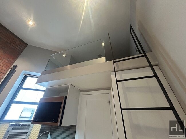 West 51st Street in New York, NY - Foto de edificio - Building Photo