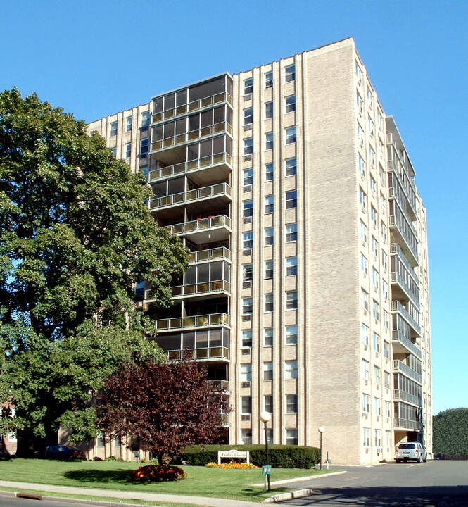 Vista Towers in Stamford, CT - Building Photo