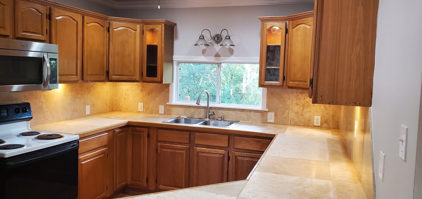 900 Hill Top Dr in Canyon Lake, TX - Building Photo