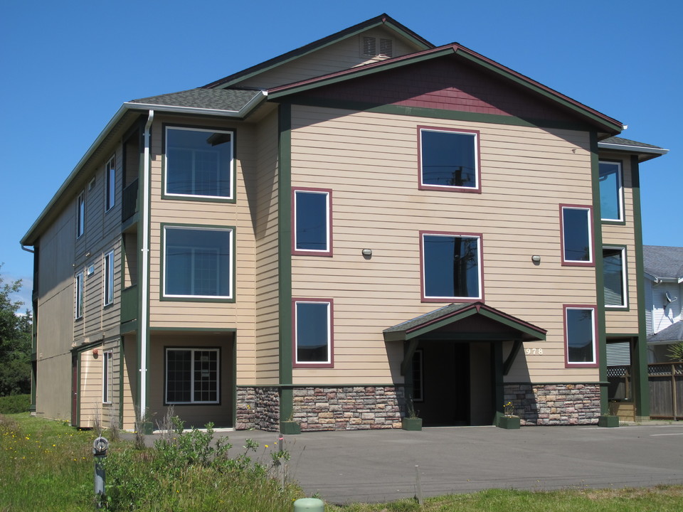 976-978 Point Brown Ave SE in Ocean Shores, WA - Building Photo