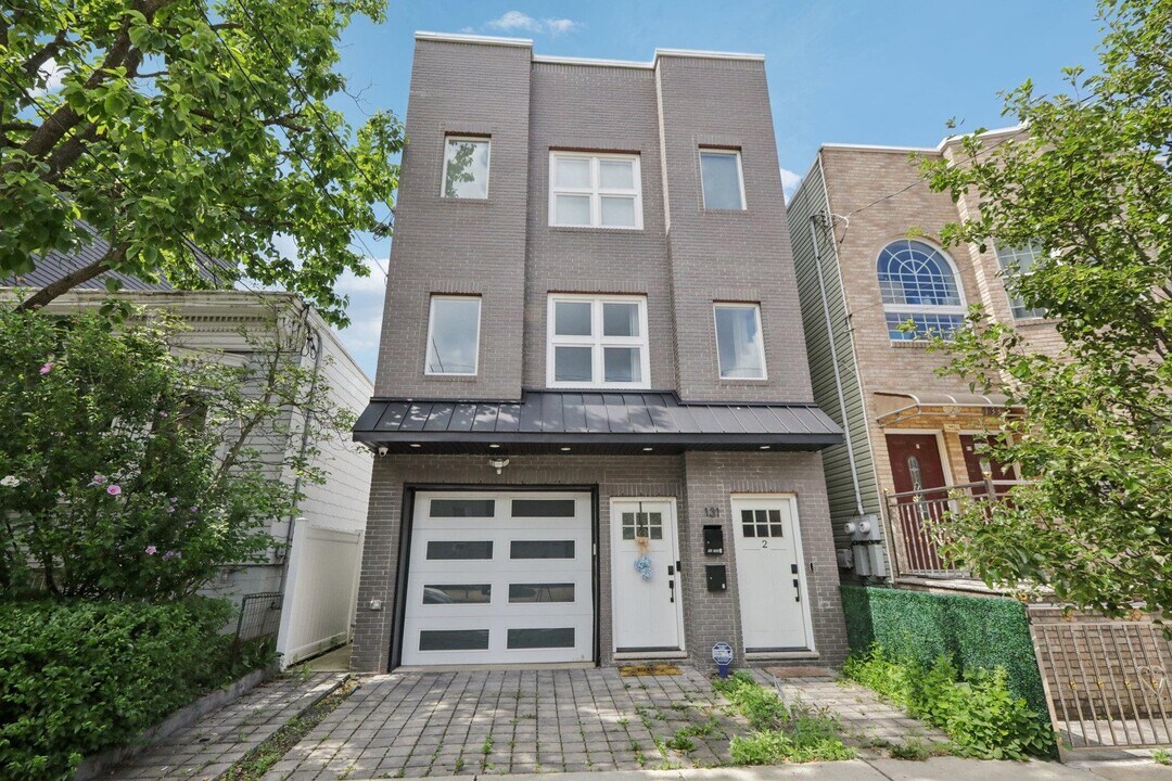 131 Zabriskie St in Jersey City, NJ - Building Photo