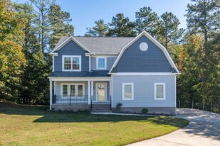 5001 Dampier Ct in Chester, VA - Building Photo