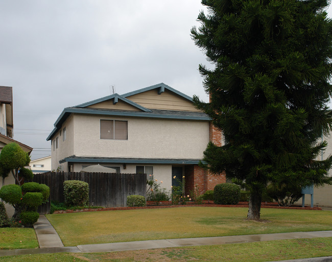 3911-3917 Howard Ave in Los Alamitos, CA - Foto de edificio - Building Photo