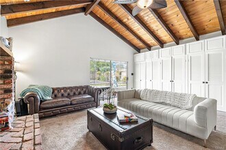 351 S Parish Pl in Burbank, CA - Building Photo - Building Photo