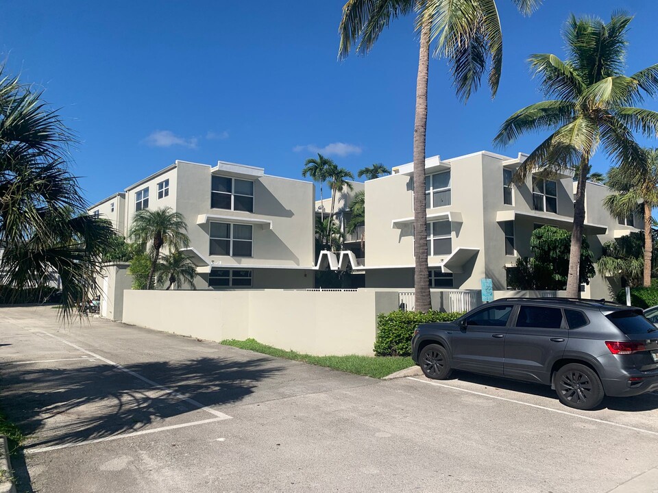 The Oaks Apartments in Bay Harbor Islands, FL - Building Photo