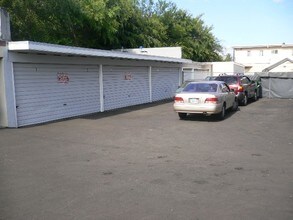 12801 Vanowen St in North Hollywood, CA - Foto de edificio - Other