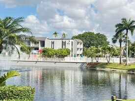 5201 Geneva Ct in Doral, FL - Building Photo