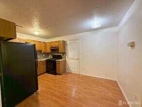 5 Edinburgh Ct in Edison, NJ - Building Photo - Building Photo