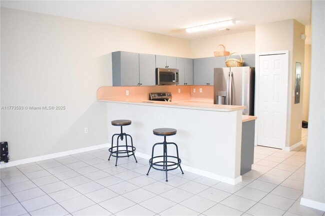 9123 SW 152nd Path in Miami, FL - Foto de edificio - Building Photo