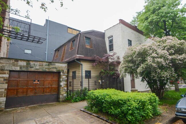 property at 2823 W Shakespeare Ave