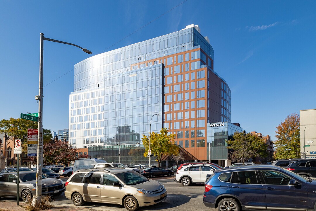 137-61 Northern Blvd in Flushing, NY - Foto de edificio