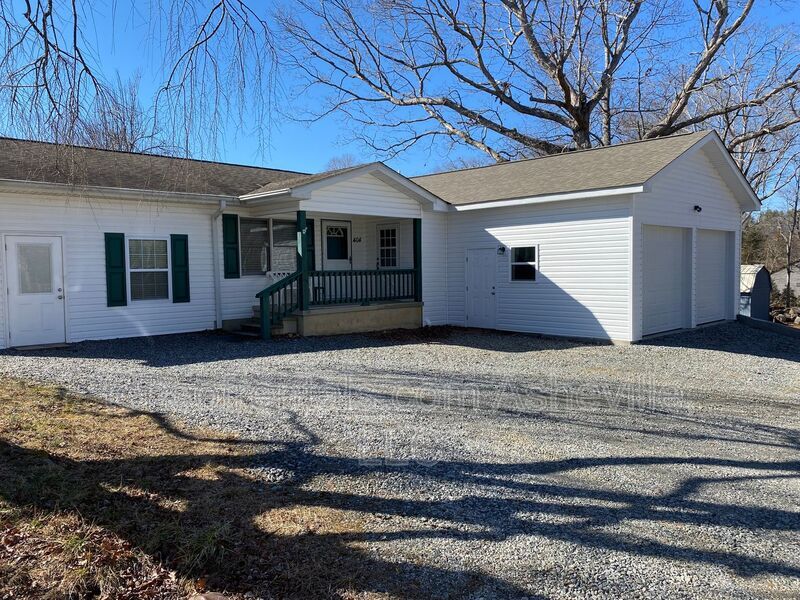 404 Doliver Dr in Horse Shoe, NC - Building Photo