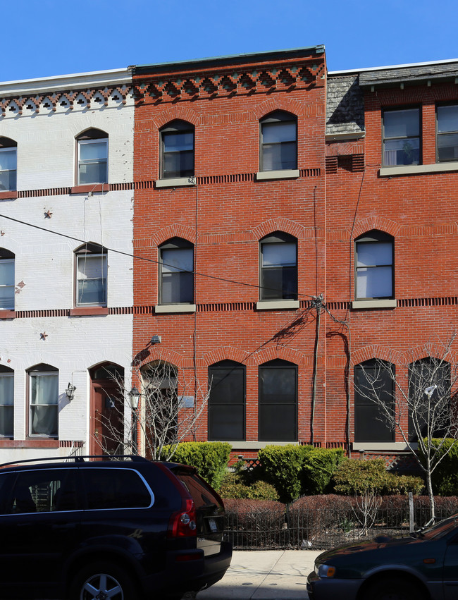 4027 Locust St in Philadelphia, PA - Foto de edificio - Building Photo