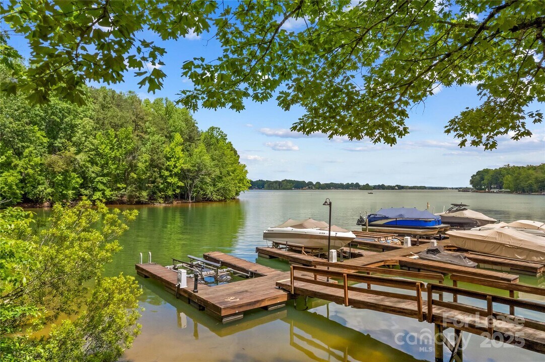 4522 Long Cove Dr in Denver, NC - Building Photo