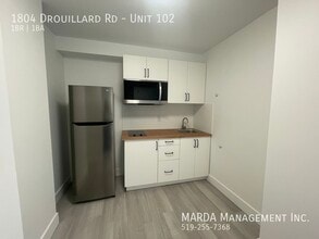 1804 Drouillard Rd in Windsor, ON - Building Photo - Building Photo
