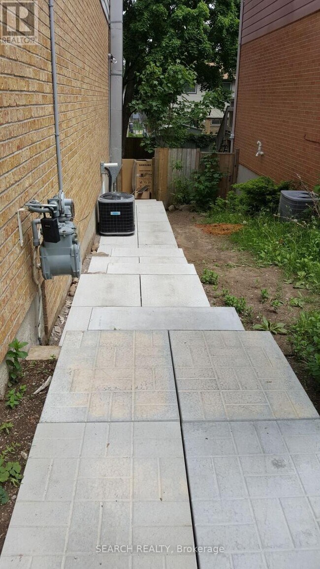 70 Chaucer Crescent in Barrie, ON - Building Photo - Building Photo