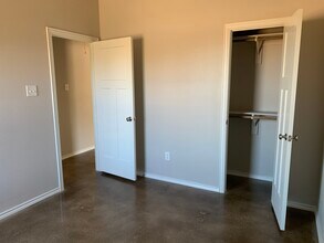 2240 J E Woody Rd in Springtown, TX - Foto de edificio - Building Photo