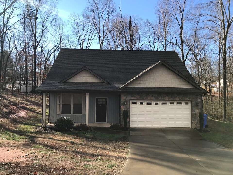 69 Thunderbird Dr in Travelers Rest, SC - Building Photo