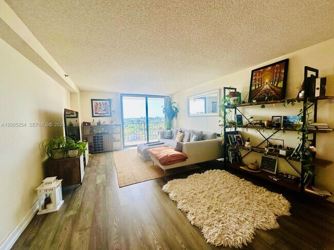 2625 Collins Ave in Miami, FL - Building Photo - Building Photo