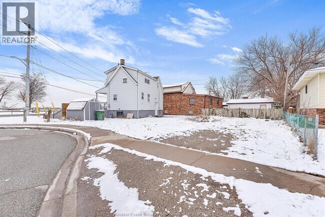8031 Riverside Dr E in Windsor, ON - Building Photo - Building Photo