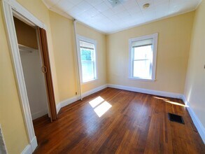 32 Claremon St, Unit 1 in Somerville, MA - Foto de edificio - Building Photo