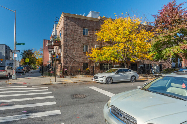 273 Evergreen Ave in Brooklyn, NY - Foto de edificio - Building Photo