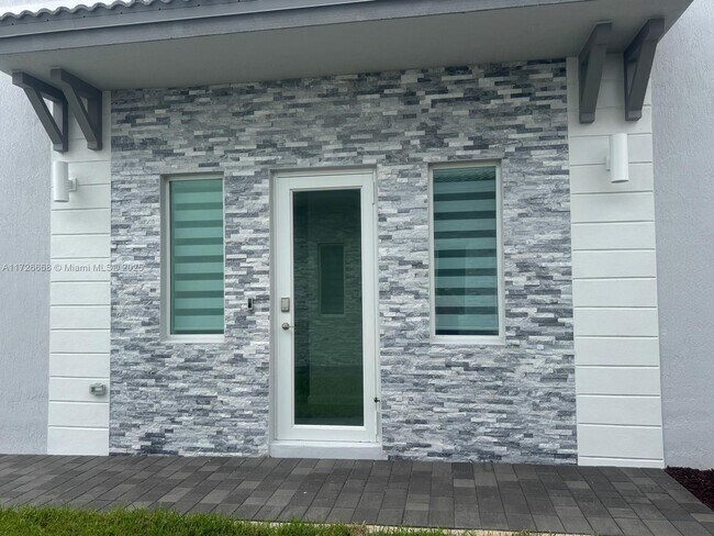 705 SE 13th Street Cir in Homestead, FL - Foto de edificio - Building Photo