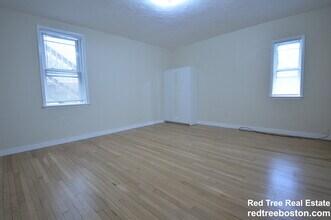 303 Hancock St, Unit 2 in Boston, MA - Foto de edificio - Building Photo