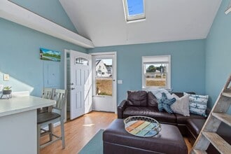 12 Lower County Rd in Dennis, MA - Foto de edificio - Building Photo
