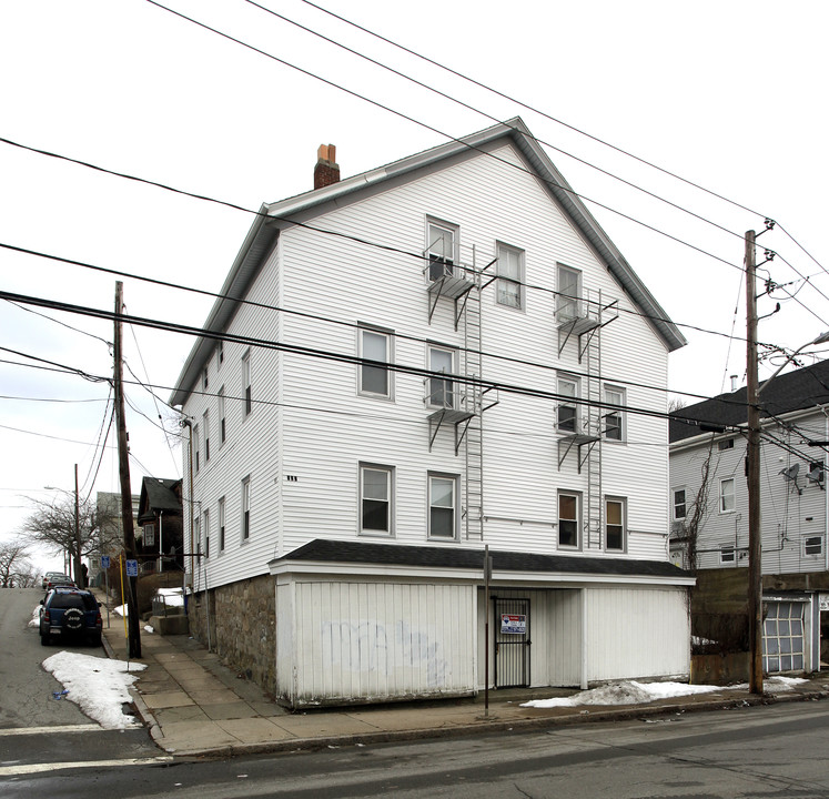 913 Rodman St in Fall River, MA - Building Photo